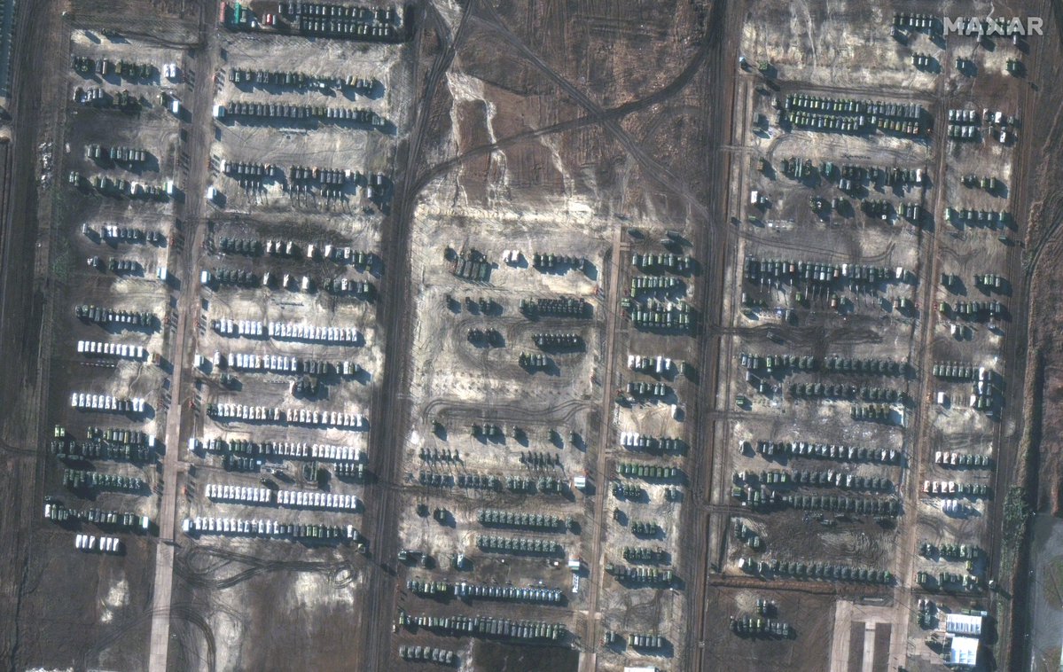 Satellite photos of Soloti staging ground, near Belgorod, ~ 10 kms from Ukrainian border. Armored infantry fighting vehicles, tanks, support equipment. Photos 1-2: September. Photos 3-4: December 5. camera @Maxar