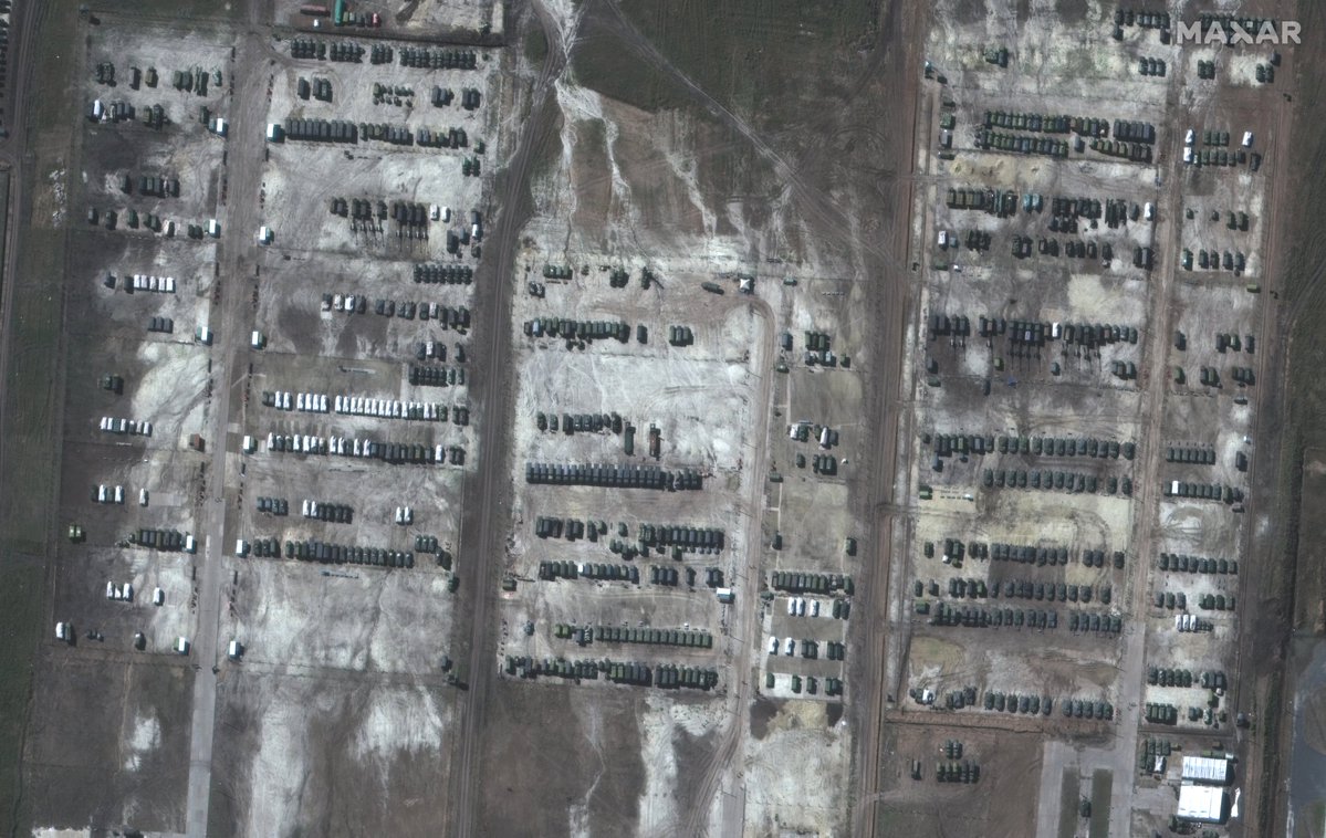 Satellite photos of Soloti staging ground, near Belgorod, ~ 10 kms from Ukrainian border. Armored infantry fighting vehicles, tanks, support equipment. Photos 1-2: September. Photos 3-4: December 5. camera @Maxar