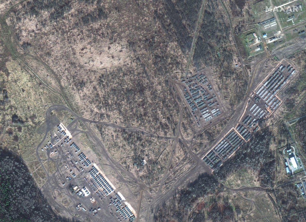 Satellite photos of Yelnya, Russia: ~200 km north of Ukraine, east of Belarus. Units of 41st Combined Arms Army, including tanks, self-propelled artillery and other military equipment. Camera @maxar