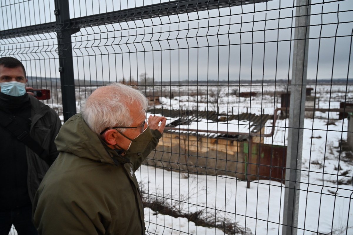 Josep Borrell: Could eyewitness during visit to Stanytsya Luhanska and contact line with  Foreign Minister @DmytroKuleba consequences of aggressions against Ukraine. Any further military aggression would have massive consequences; Russia needs to de-escalate and fully implement Minsk agreements