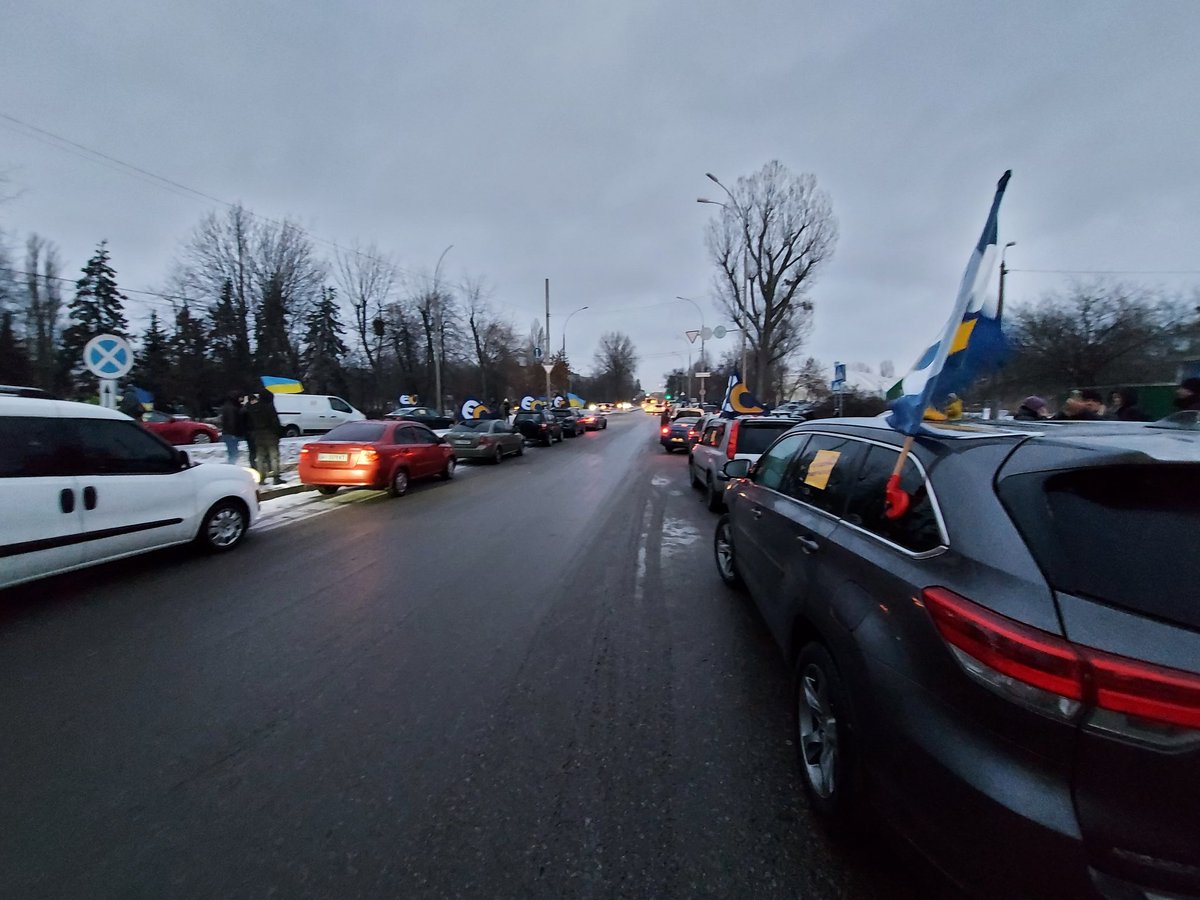 Кількасот прихильників Петра Порошенка чекають на нього в аеропорту Жуляни