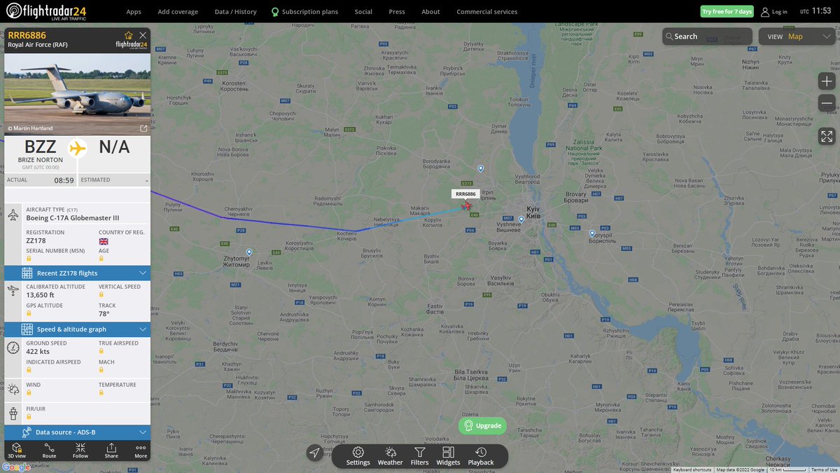 RAF C17 Globemaster III RRR6886 leci do Kijowa na Ukrainie