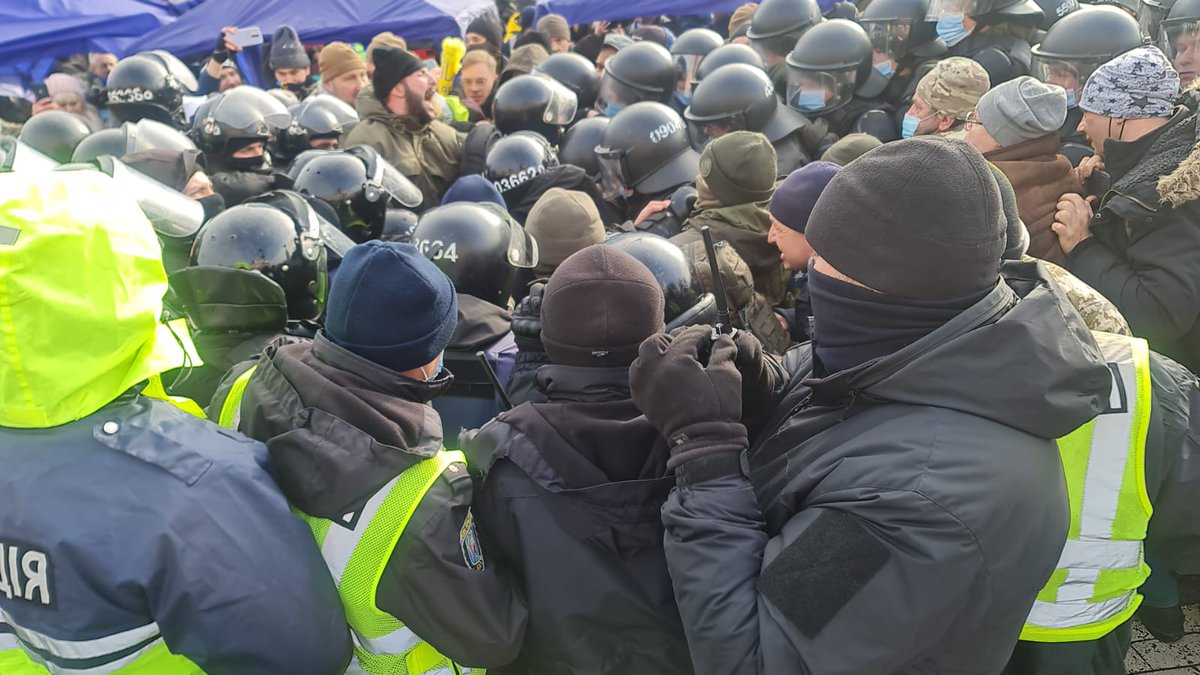 Policja obecnie próbuje przejąć beczki (do ogrzewania) od protestujących w pobliżu Peczerskiego Sądu Rejonowego w Kijowie.