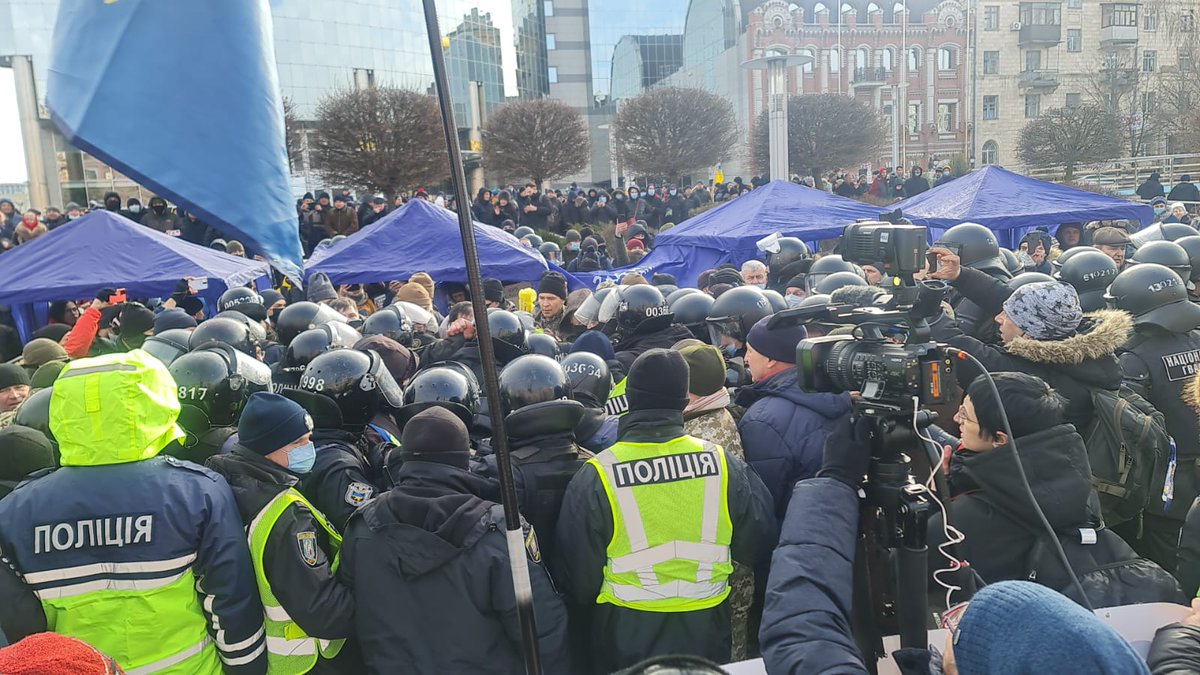 Наразі поліція намагається вилучити в протестувальників бочки (для опалення) біля Печерського райсуду Києва