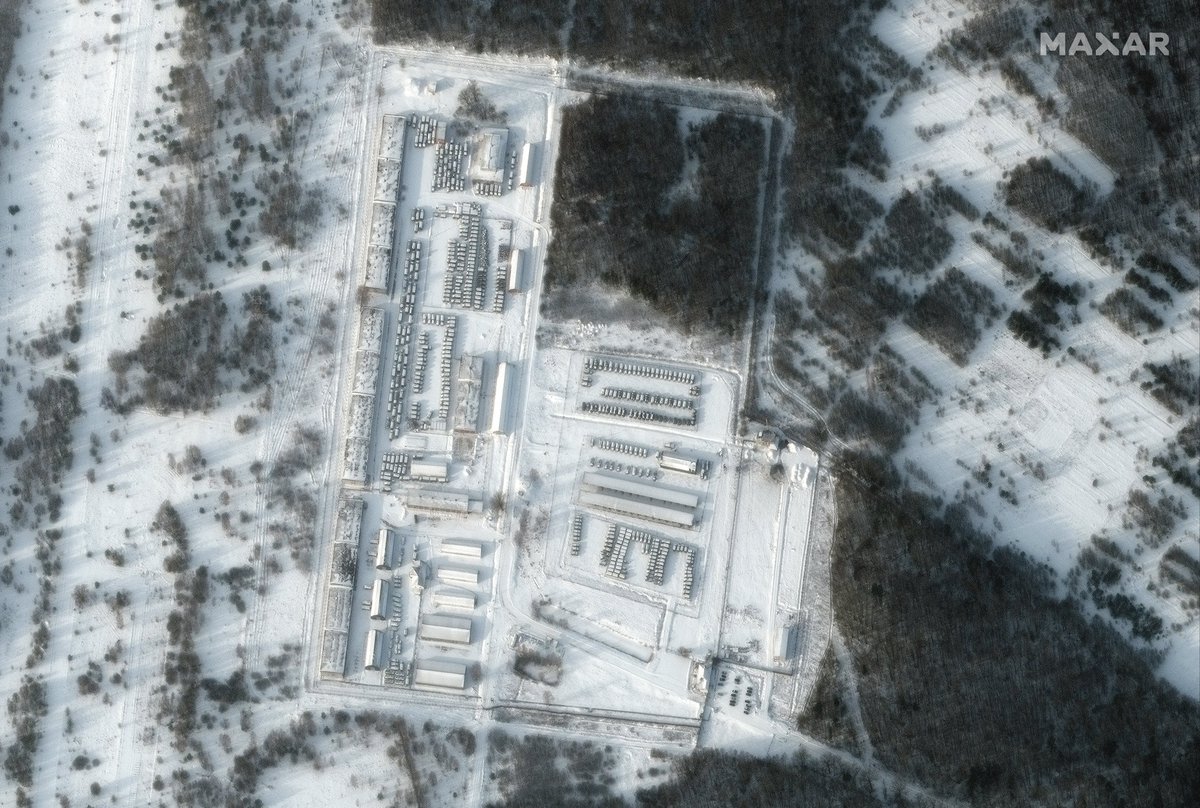 W miarę narastania napięć między Rosją a Ukrainą @Maxar zebrał nowe zdjęcia satelitarne kilku kluczowych lokalizacji w zachodniej Rosji, gdzie rozmieszczono dodatkowe wojska i sprzęt. To jest Klimovo (Klimovo), około 13 kilometrów od granicy z Ukrainą
