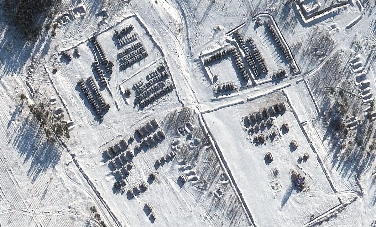 Это полигон Погоново, который уже наблюдали аналитики во время наращивания российской армии еще в апреле 2021 года: эти новые спутниковые снимки @Maxar показывают развертывание боевых групп, включая танки и артиллерию.