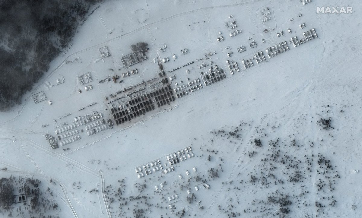 Намети в таборі в Єльні тепер опалюються, і на супутникових знімках можна розрізнити солдатів