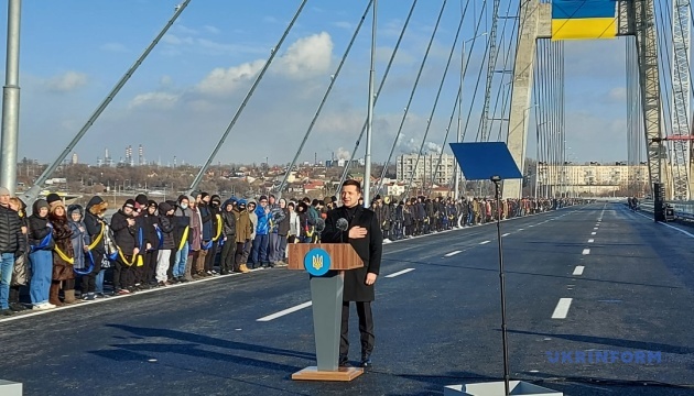 Zełenski na otwarciu mostu w Zaporożu: w Doniecku i na Krymie ogłosimy nowy akt zjednoczenia