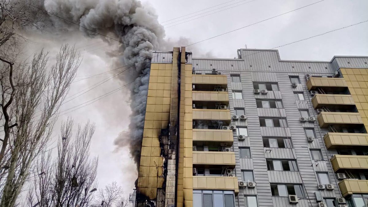 Rescuers @SESU_UA put out a large-scale fire in an office building in Dnipro city. 55 people and 14 units of equipment were involved in extinguishing