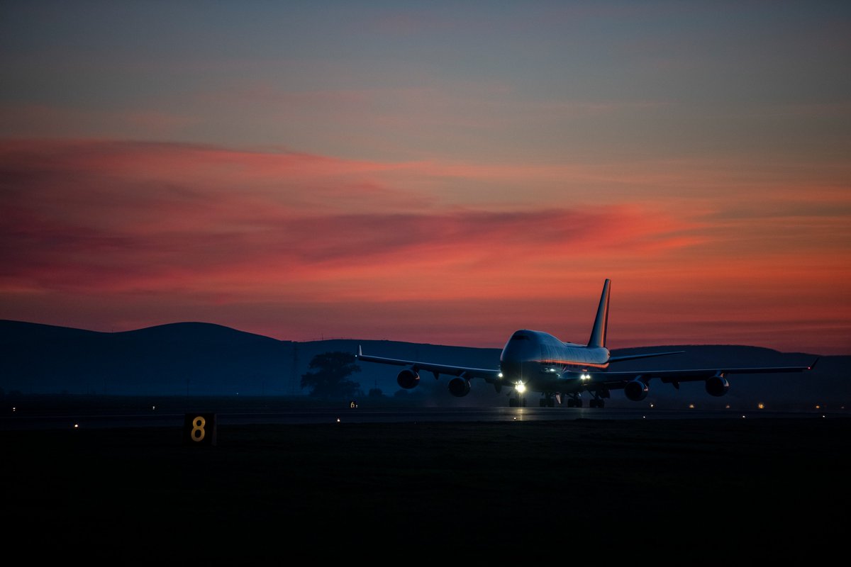 Американські льотчики з 60-ї ескадрильї повітряного порту завантажують вантаж на літак 757 22 січня 2022 року на базі ВПС Тревіс. Велика кількість боєприпасів калібру .50 прямує до Міжнародного аеропорту Бориспіль згідно з транспортними бирками