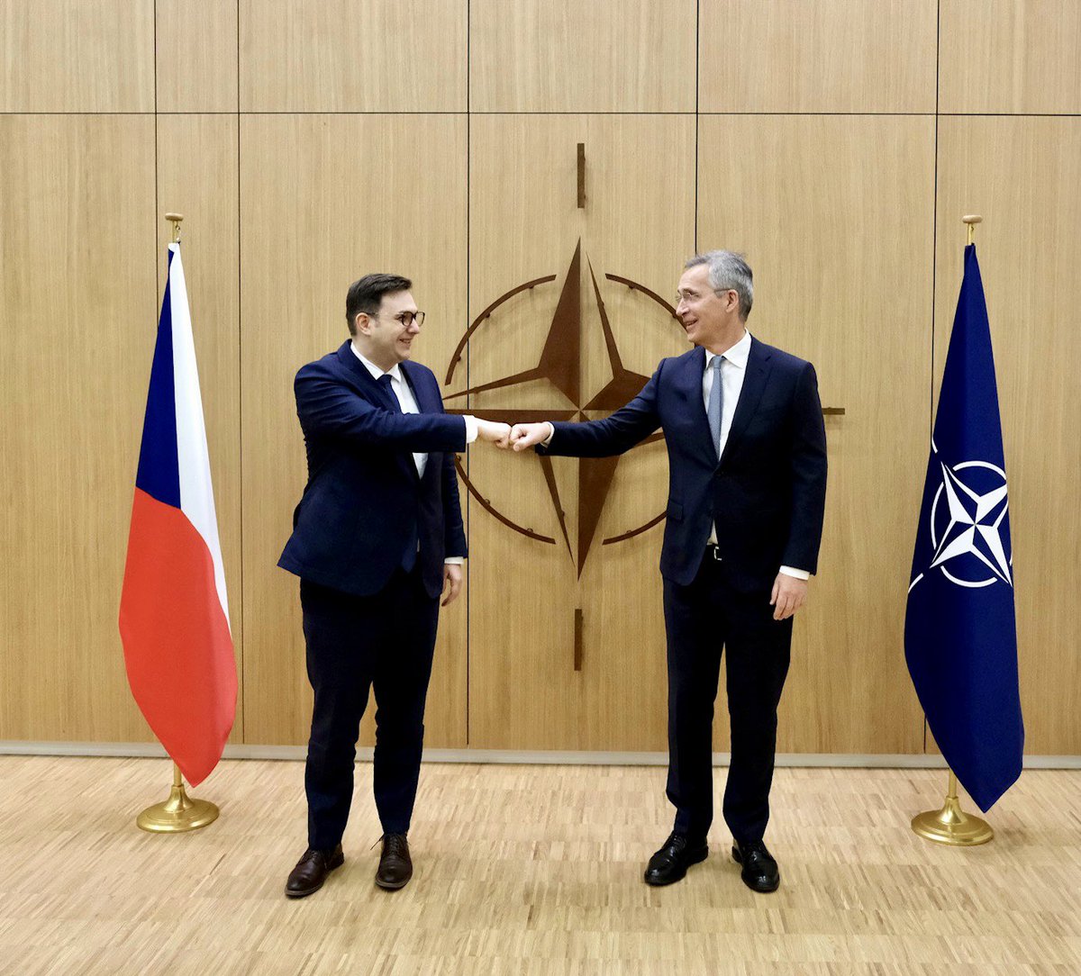 JanLipavsky: I met @jensstoltenberg to reiterate that Czech Republic puts great emphasis on the Alliance and transatlantic relations. We are ready to meet our @NATO commitments, including on defense spending. We agreed on support for Ukraine and the unacceptability of the Russian demands. 