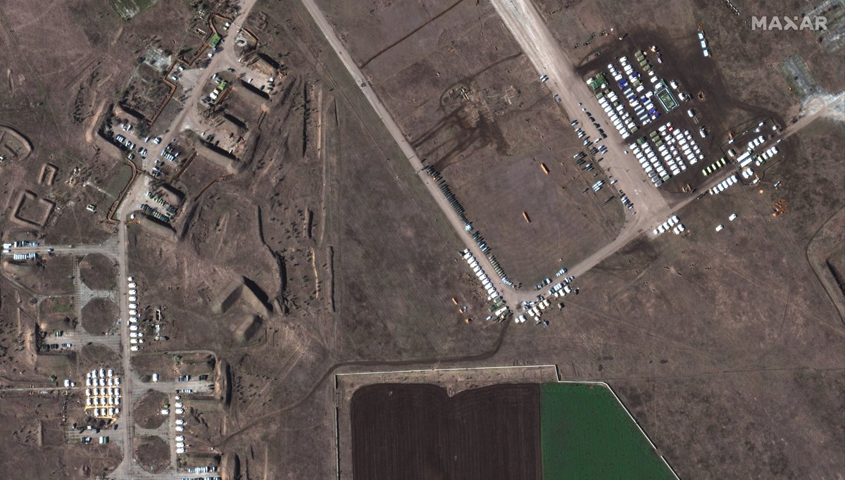 New satellite imagery of Russian troop deployments from  Maxar, taken over past 24 hours. Images 1-4 from Crimea, Oktyabraskoye air field