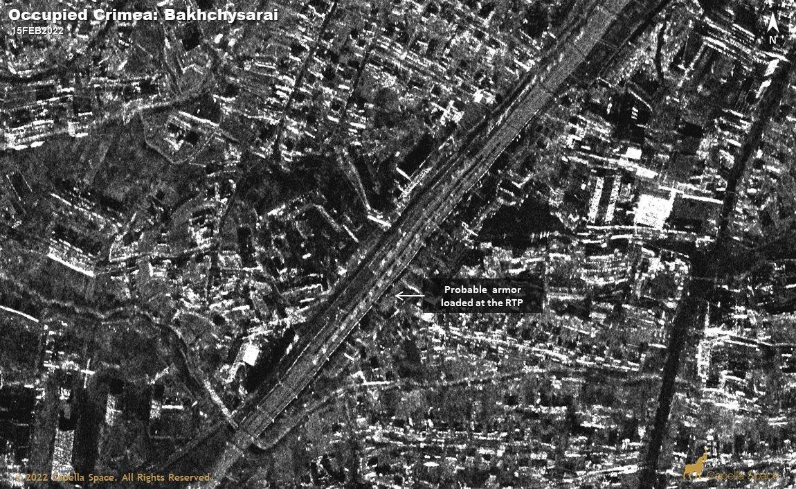 Imagery—again, taken by Capella Space and analyzed by @CSBiggers—shows a thinning Russian military footprint at Bakhchysarai in Crimea and vehicles being loaded onto railway transfer points. Though it's unclear where they're headed & for how long