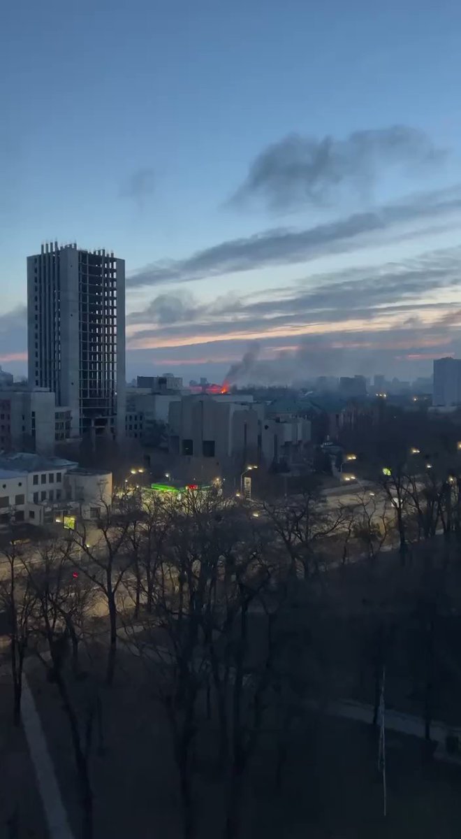 Dawn breaks over Kyiv. New video shows a fire still burning from the battle that raged a few hours ago on Peremohy Avenue near the city zoo, where Ukraine's army claims they repelled a Russian assault
