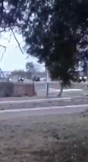 Podobno nagranie wideo przedstawiające kolumnę wojsk rosyjskich w pobliżu miasta Okhinka, na autostradzie między Kijowem a Sumami. Istnieje termobaryczny MLRS TOS-1A