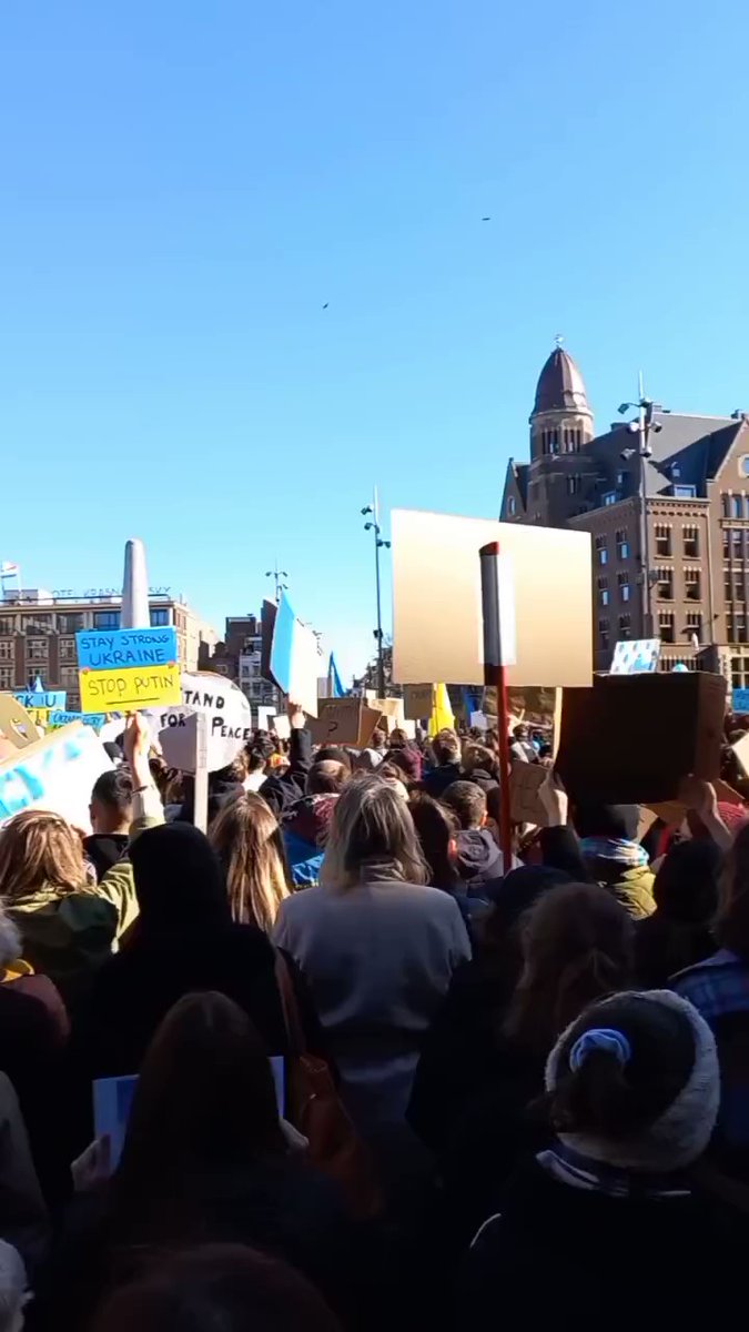 Площа Дам в Амстердамі переповнена людьми, усі на підтримку України