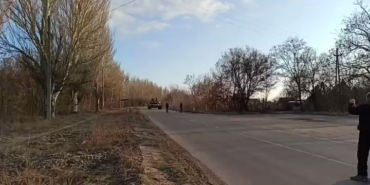 Група беззбройних мирних жителів зупинила російські танки у Дніпрорудному Запорізької області