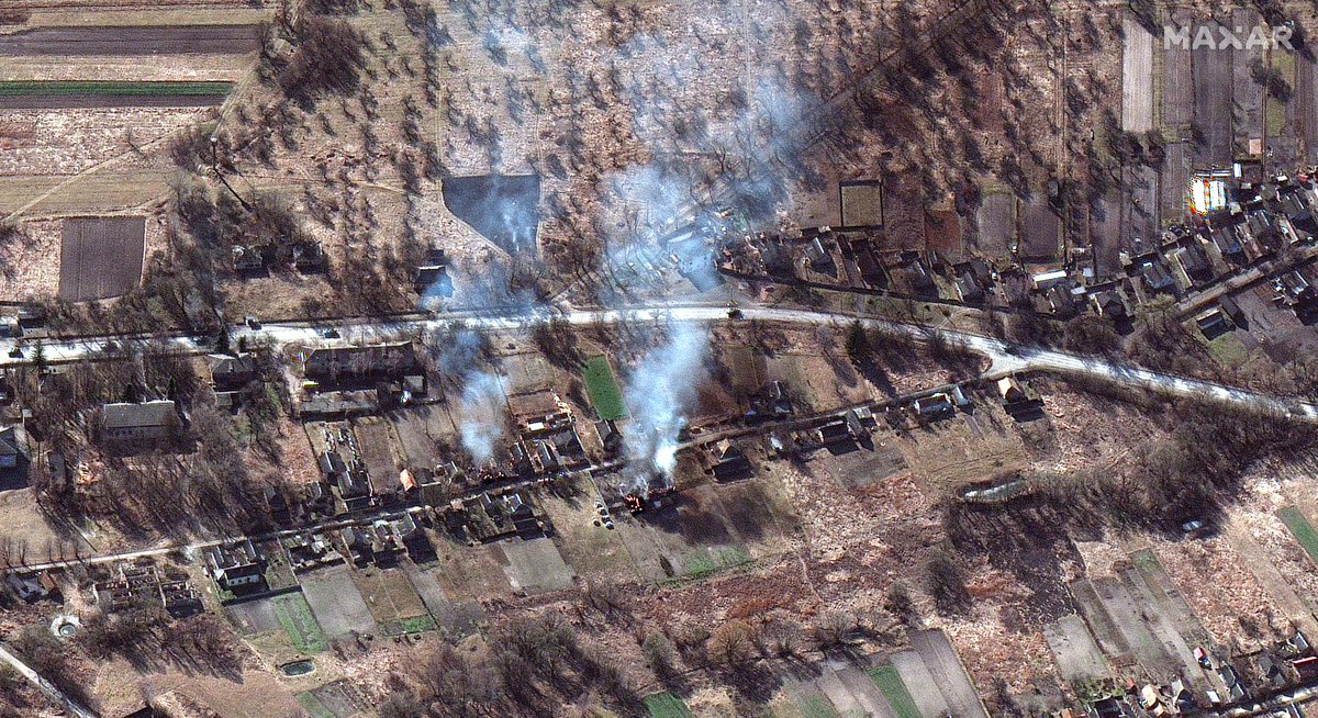 Convoy update based on analysis of additional imagery provided by @maxar: Troops are at Antonov Airport, meaning military vehicles & equipment are stretched out along 40 miles of road. Important: this image shows homes on fire along the route