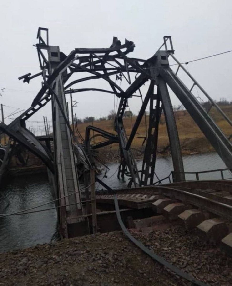 The Russian army destroyed the railway bridge in Vasylivka. This bridge used to provide a rail link between Zaporizhia and Melitopol, as well as the Kherson region