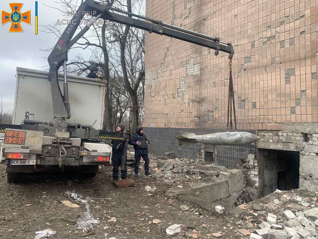 Kharkiv. Personnel of the Interregional Center for Humanitarian Demining and Rapid Response of the State Emergency Service of Ukraine are carrying out rescue operations in destroyed buildings due to the bombing by the Russian occupiers