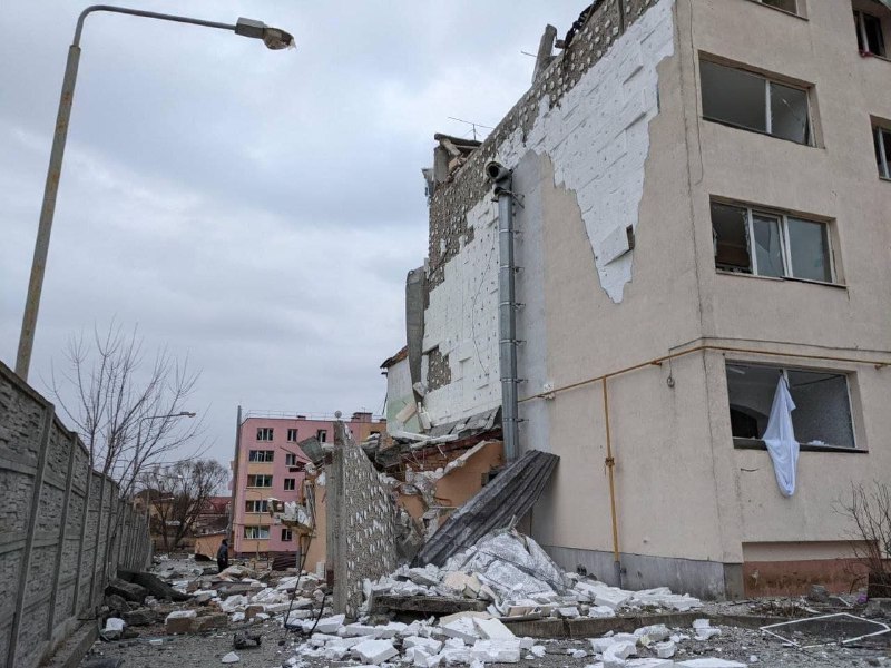 2 танка русской армии обстреляли школы и жилые дома села Бузова Киевской области
