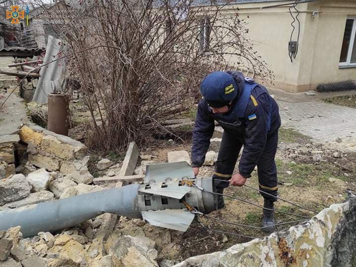 Obrona cywilna kontynuuje usuwanie niebezpiecznych obiektów po atakach w Nikołajewie