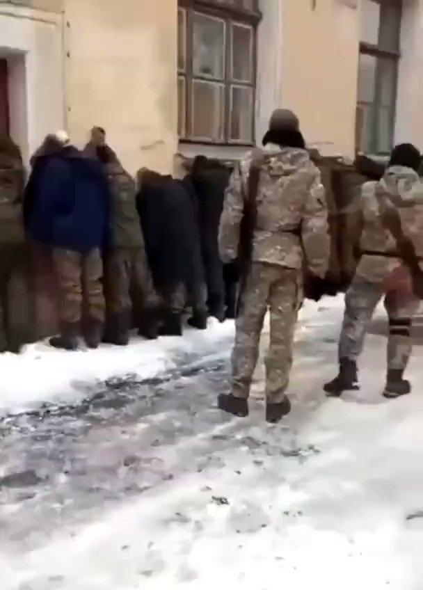 Десятки пленных русских солдат в Сумах
