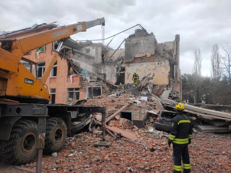 W Czernihowie podczas ostrzału wojsk rosyjskich zniszczyła szkołę 18, jednostki obrony cywilnej szukają pod gruzami ocalałych