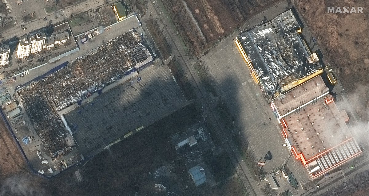 High-resolution before and after Maxar image of a destroyed shopping mall in the Zhovtnevyi district of Mariupol. The second image was taken this morning.  47.099723, 37.504250  