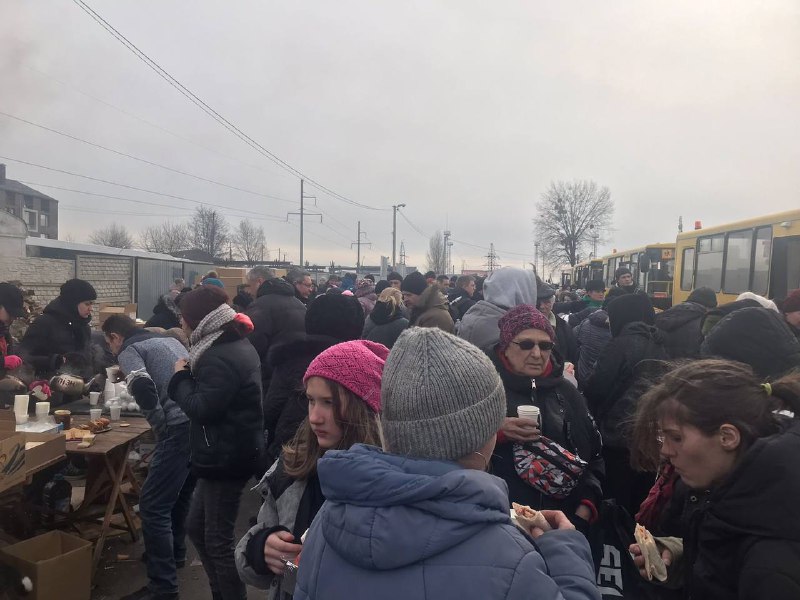 20 автобусов из Бучи прибыли в Белогородку. Людям оказывают первую помощь и предлагают питание.