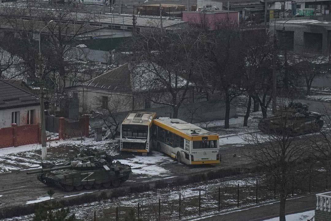 Russian tanks on the western edge of Mariupol