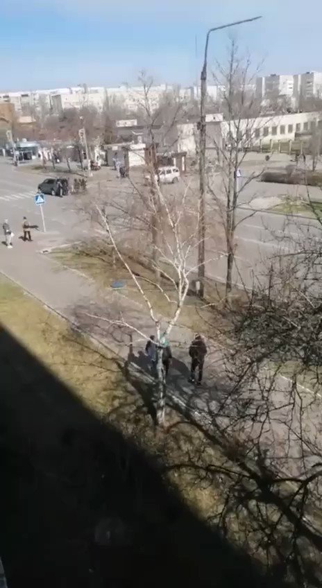 Rosyjskie siły okupacyjne biją i porywają ludzi na ulicach Energodaru na Zaporożu