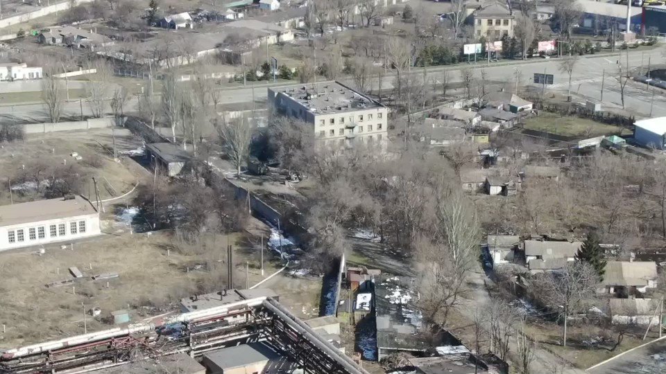 Видео из Telegram показывает засаду полка Азов на позиции России в Мариуполе. Уничтожен по меньшей мере один Камаз Тайфун К, на кадрах видна пара БТР и Тигр