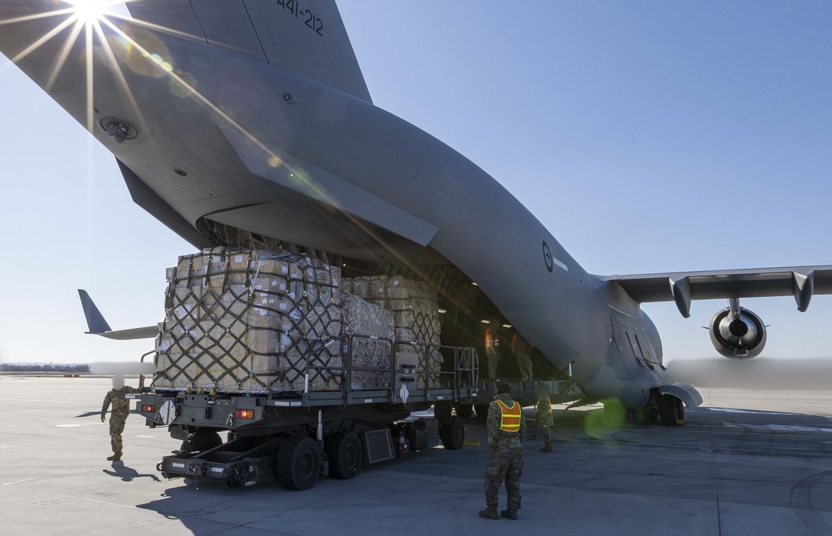 Samolot C-17A Globemaster III dostarczył kolejny ładunek wojskowej pomocy obronnej na europejskie lotnisko w celu przemieszczenia do rządu ukraińskiego.