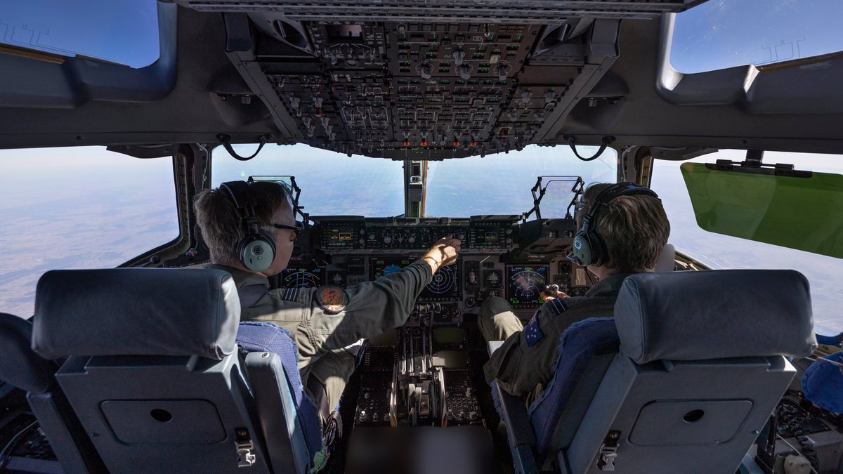 Samolot C-17A Globemaster III dostarczył kolejny ładunek wojskowej pomocy obronnej na europejskie lotnisko w celu przemieszczenia do rządu ukraińskiego.