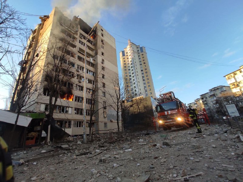 Rano pocisk trafił w 12-piętrowy budynek w dzielnicy Szewczenkiwskiej w Kijowie. Według wstępnych informacji rannych zostały dwie osoby. Ratownicy pracują na miejscu. Zdjęcie: DSNS.