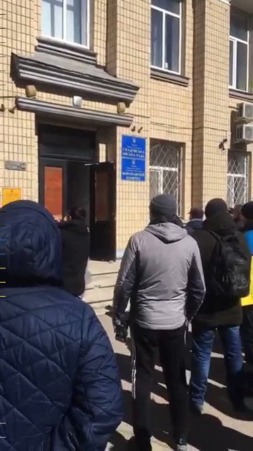 In the Kherson region town of Skadovsk, the mayor and his deputy were abducted by armed men (believed to be Russian). Local residents are pissed off, and protesting outside local administrative offices. (video via @radiosvoboda and local activist who's livestreaming the protest)