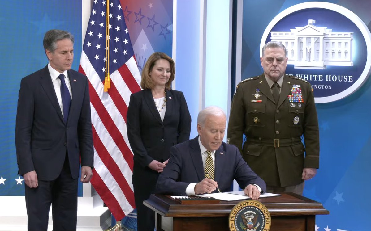 Prezydent Biden: Niech Bóg chroni młodych Ukraińców, którzy bronią swojego kraju. Biden podpisuje ustawę, która zapewni Ukrainie dodatkowe 800 mln dolarów