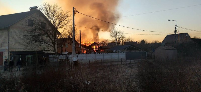 Armia rosyjska ostrzeliwała domy w kijowskim rejonie Podolskim. Uszkodzony gazociąg niskiego ciśnienia. Jednostki obrony cywilnej na miejscu