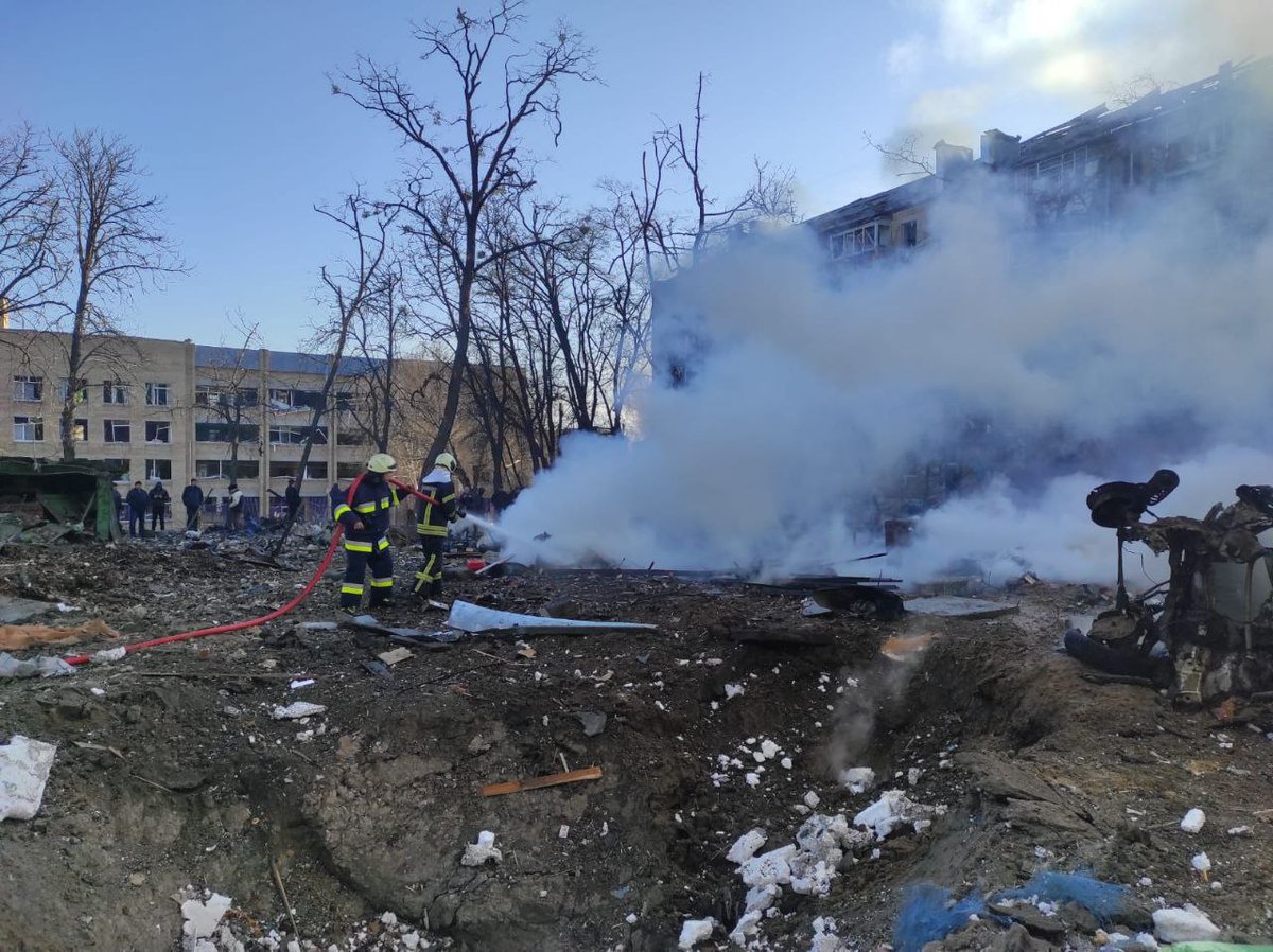 1 zginął, a 4 zostało rannych, gdy rakieta została przechwycona nad dzielnicą Podolską w Kijowie