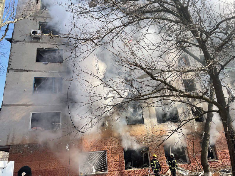 Co najmniej 2 osoby zginęły, a 6 zostało rannych, gdy rosyjskie rakiety wystrzeliły na biurowiec i budynki mieszkalne w Kramatorsku.