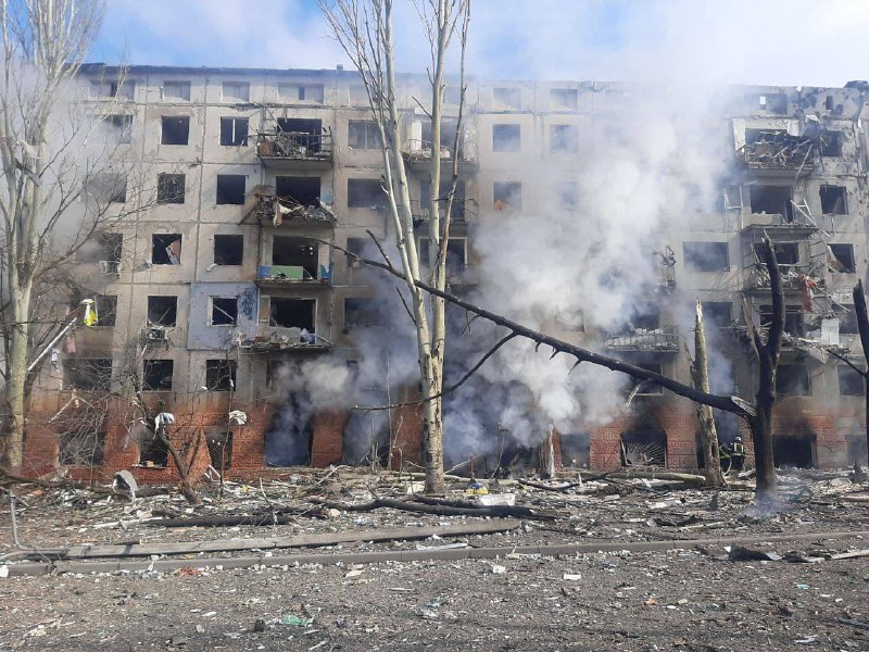 Co najmniej 2 osoby zginęły, a 6 zostało rannych, gdy rosyjskie rakiety wystrzeliły na biurowiec i budynki mieszkalne w Kramatorsku.