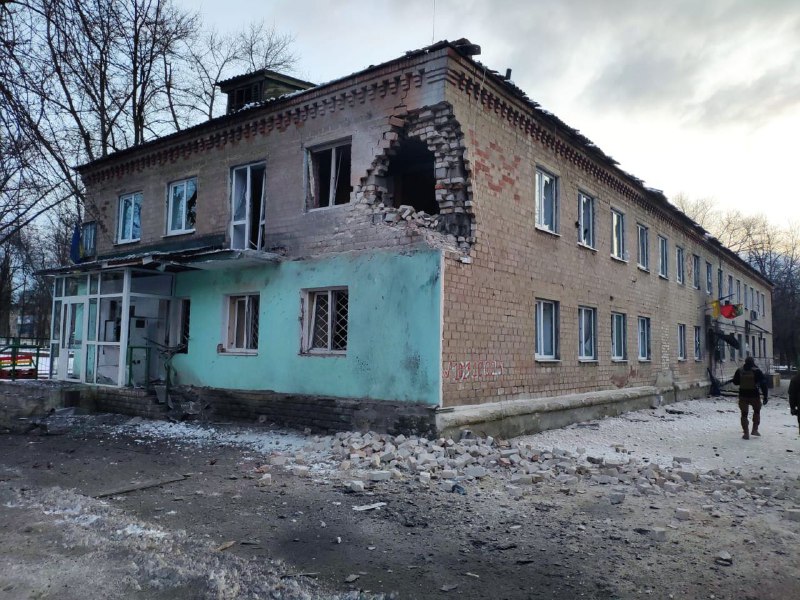 Rosyjscy okupanci ostrzeliwali dziewięciopiętrowy budynek, sklep i biurowiec w Awdijewce.Według wstępnych informacji jest tam dwóch zabitych i trzech rannych - szef donieckiej OVA Paweł Kirilenko