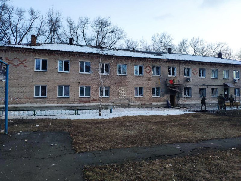 Rosyjscy okupanci ostrzeliwali dziewięciopiętrowy budynek, sklep i biurowiec w Awdijewce.Według wstępnych informacji jest tam dwóch zabitych i trzech rannych - szef donieckiej OVA Paweł Kirilenko