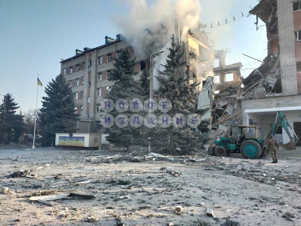 Українські казарми постраждали від російських ударів у Миколаєві