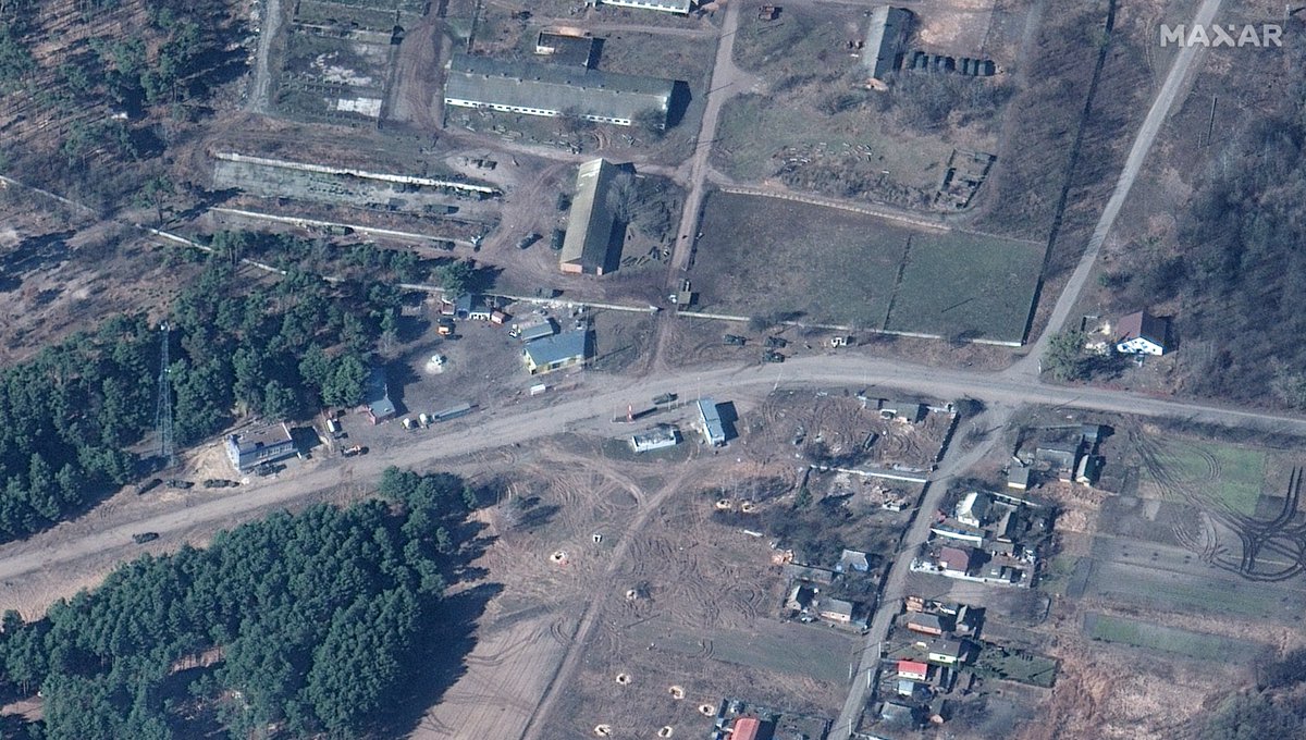 Russian forces are increasingly using earthen revetments (berms) to protect/conceal their armored equipment deployments near Antonov Airport in Hostomel as well as other locations in and near Zdvyzhivka and Berestyanka, @Maxar notes. Self-propelled artillery and MLRS visible