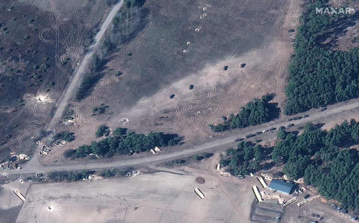 Російські війська все частіше використовують земляні окопа для захисту/приховування своєї бронетехніки поблизу аеропорту Антонова в Гостомелі, а також інших місць у Здвижівці та Берестянці та поблизу, – зазначає @Maxar. Видно самохідну артилерію і РСЗВ
