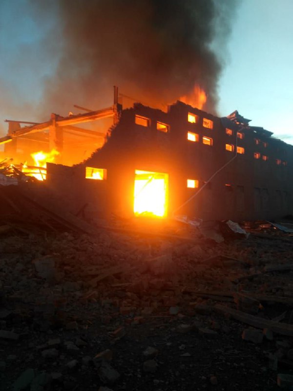 We wsi Narodycze w obwodzie żytomierskim w wyniku ostrzału wojsk rosyjskich zniszczono magazyn zboża