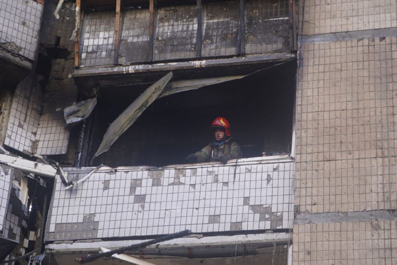 В Киеве в результате попадания обломков снаряда возник пожар в жилом доме в Святошинском районе