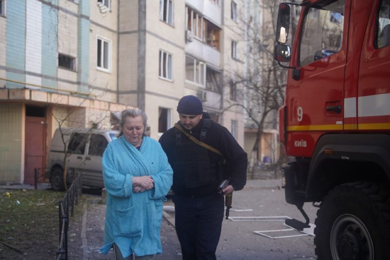 В Киеве в результате попадания обломков снаряда возник пожар в жилом доме в Святошинском районе